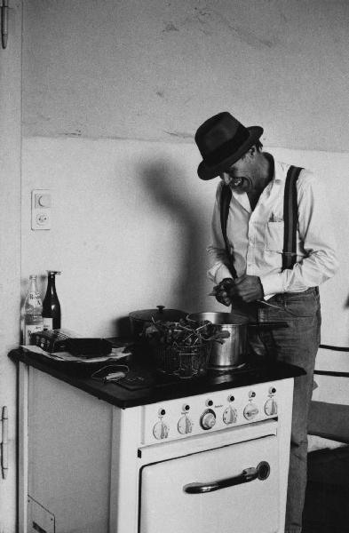 Lo scultore Joseph Beuys in cucina.