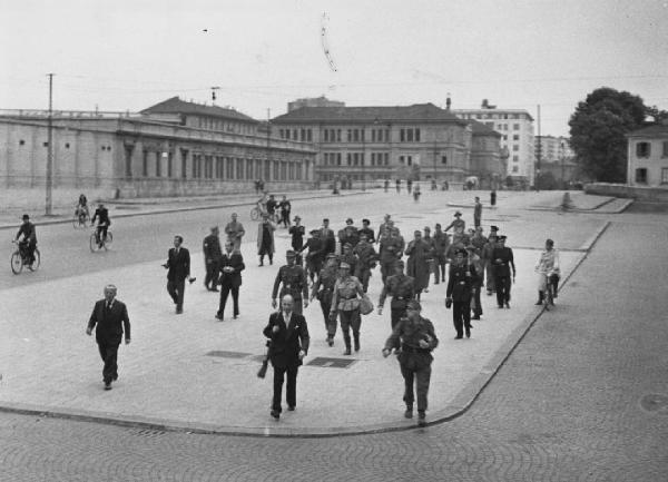 Milano. Porta Volta. Militari tedeschi catturati dai partigiani