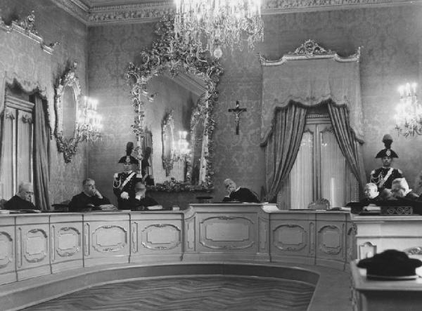 Roma. Il presidente della Repubblica Enrico De Nicola presiede una seduta della Corte Costituzionale