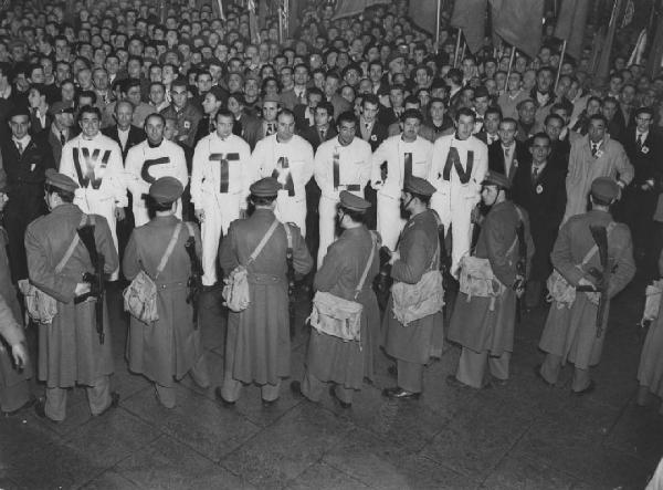 Milano. Manifestazione di solidarietà con L'Unione Sovietica. Manifestanti indossano tuniche con la scritta W STALIN