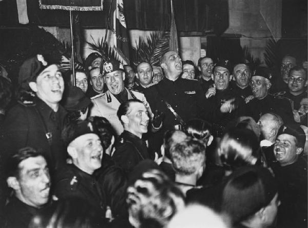Milano. Galeazzo Ciano e Benito Mussolini cantano con le camicie nere milanesi