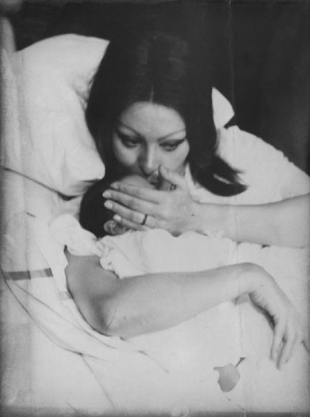 Ginevra - L'attrice Sofia Loren con il figlio neonato Carlo subito dopo il parto
