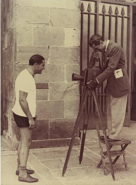 Fotografo ritrae un uomo in calzoncini