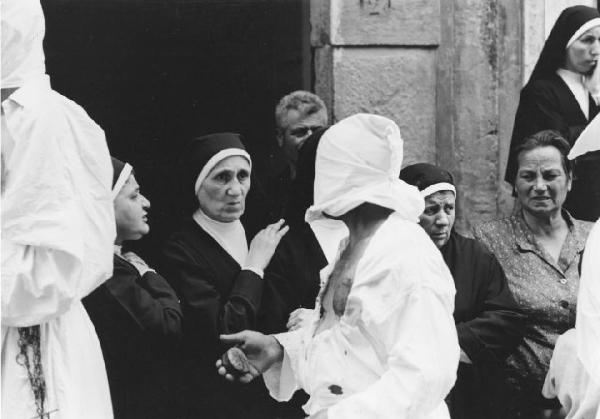 Guardia Sanframondi. Processione religiosa - fedeli incappucciati - suore