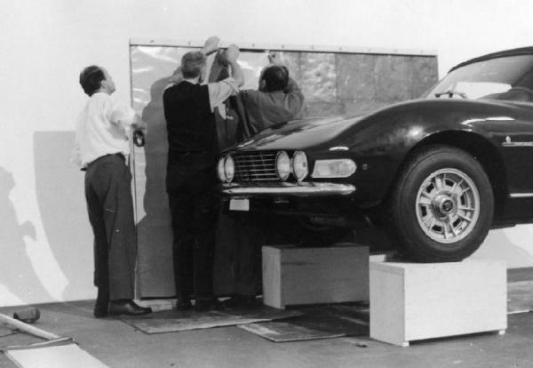 Milano. Stabilimento della Agfa-Gevaert - automobile modello Fiat Dino sollevata da terra - allestimento del pannello porta-lastre