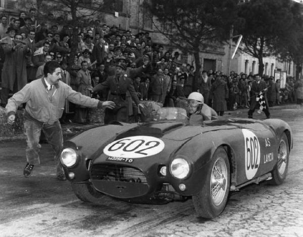 Brescia. Il pilota Alberto Ascari al volante di un'automobile Lancia