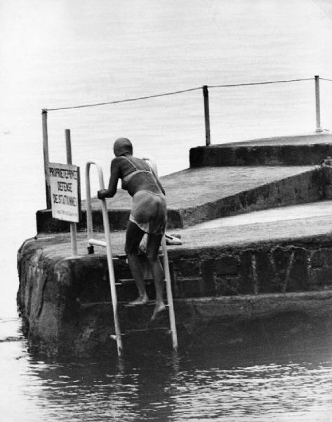 Roquebrune - L'attrice Greta Garbo mentre esce dall'acqua