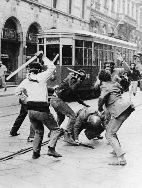 Milano - Manifestazione per Battipaglia - dimostranti sprangano un questurino