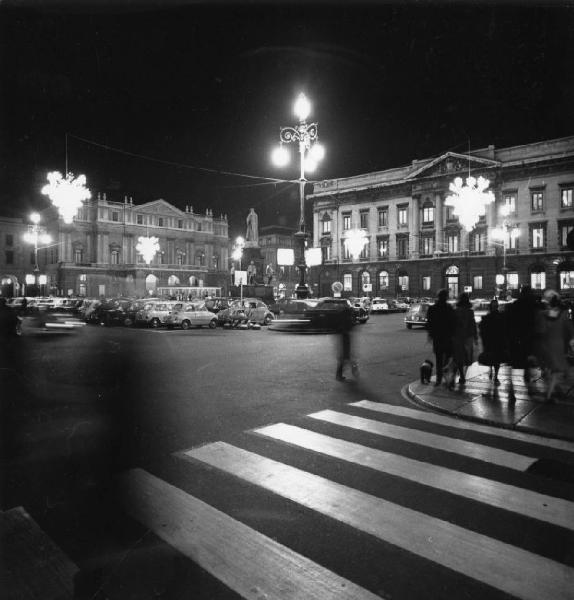 Milano - Piazza della Scala - parata di luci