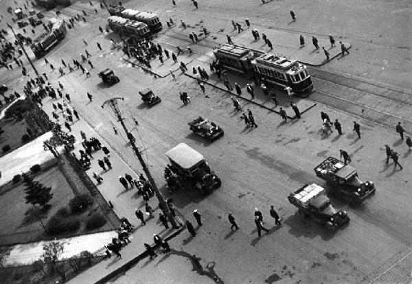 Mosca - Piazza del Teatro - autoveicoli, tram e persone