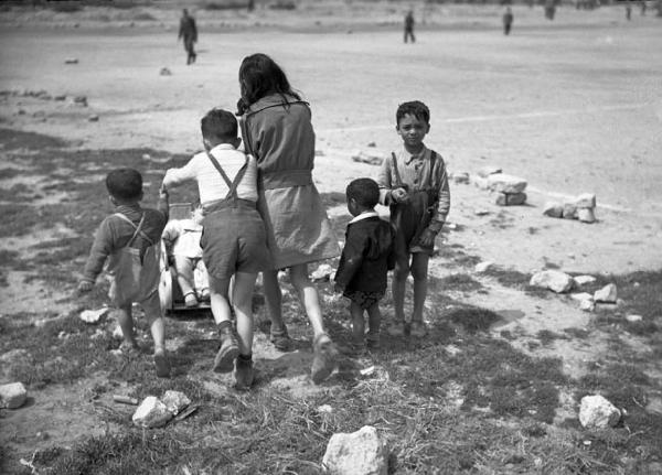 Italia del Sud. Napoli - famiglia a passeggio - madre e bambini