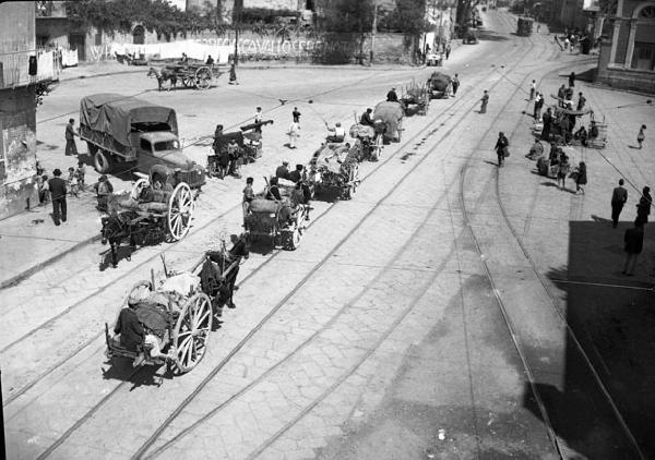 Italia del Sud. Napoli - viale - carrozze