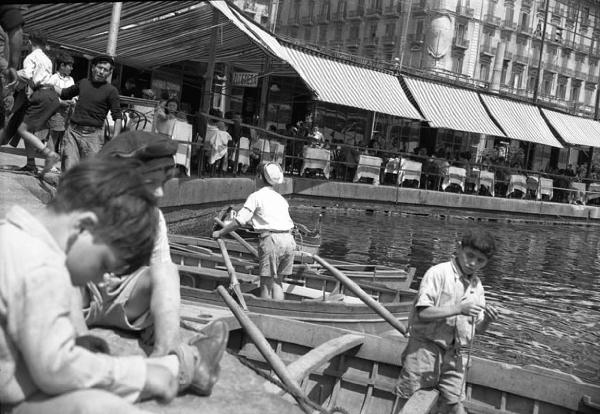 Italia del Sud. Napoli - porticciolo di Santa Lucia - bambini in barca