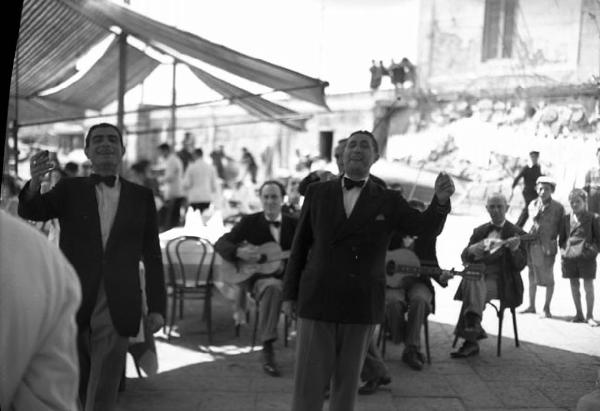 Italia del Sud. Napoli - porticciolo di Santa Lucia - ristorante con orchestrina - cantanti