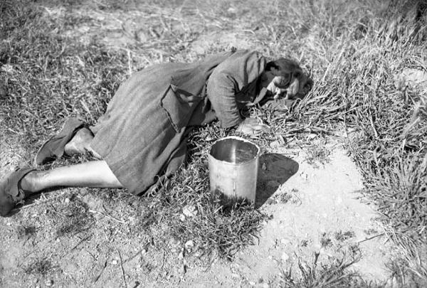 Italia del Sud. Napoli - senzatetto - donna dorme per terra