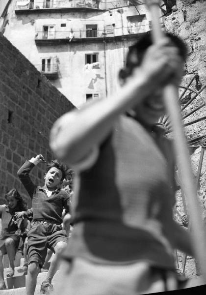 Italia del Sud. Napoli - piazza del Plebiscito - bambini di strada