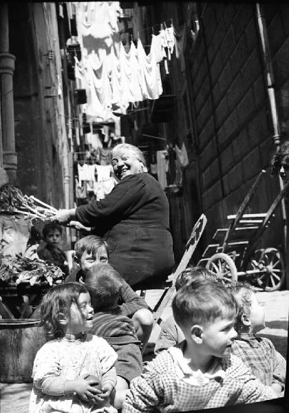 Italia del Sud. Napoli - bambini corrono giù per una scalinata