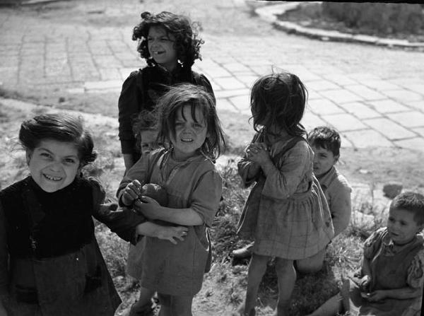 Italia del Sud. Napoli - bambini per strada