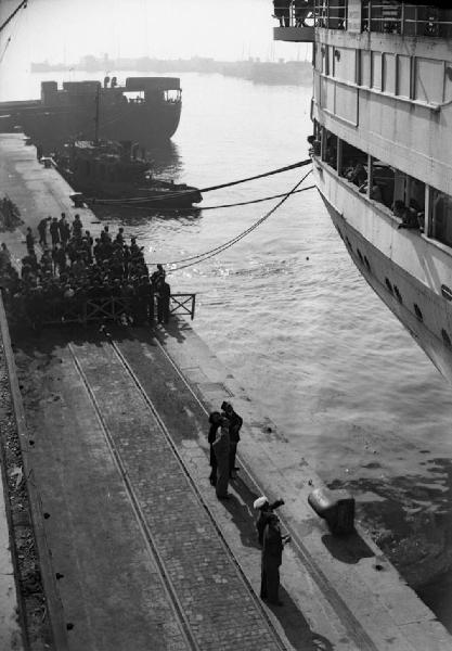 Italia del Sud. Napoli - porto - banchina - nave all'ormeggio