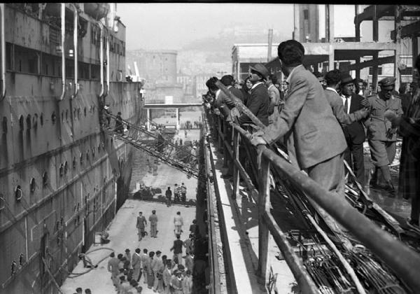 Italia del Sud. Napoli - porto - nave all'ormeggio - passeggeri