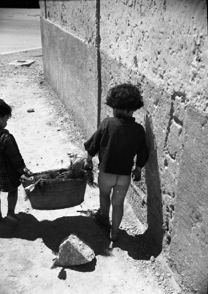 Italia del Sud. Puglia - bambini trasportano un cesto