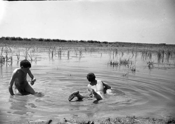 Italia del Sud. Puglia - bambini fanno il bagno in uno stagno