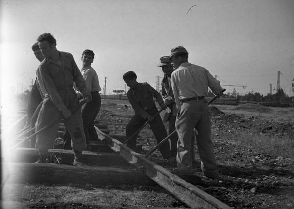 Italia del Sud. Puglia - costruzione della ferrovia - posa dei binari