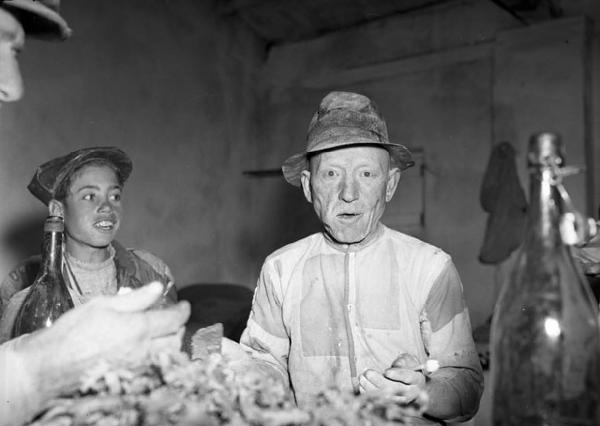 Italia del Sud. Puglia - ritratto maschile - anziano contadino a tavola