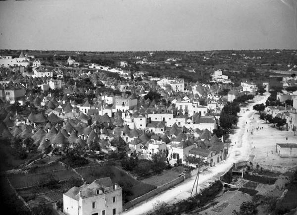 Italia del Sud. Puglia - Alberobello - veduta