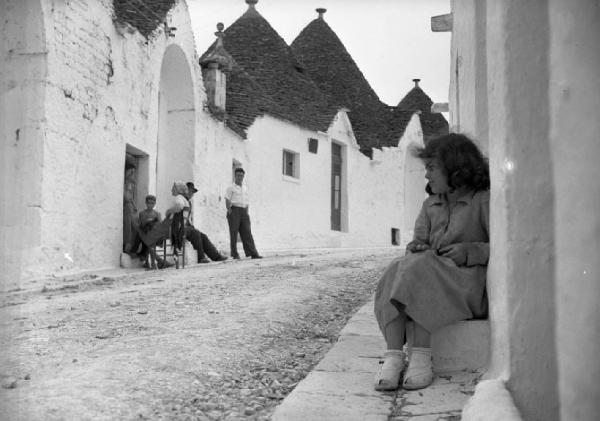 Italia del Sud. Puglia - Alberobello - strada che attraversa il paese