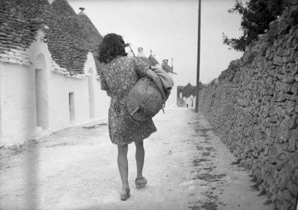 Italia del Sud. Puglia - Alberobello - donna trasporta un carico