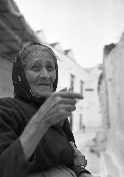 Italia del Sud. Puglia - Alberobello - ritratto femminile - anziana donna