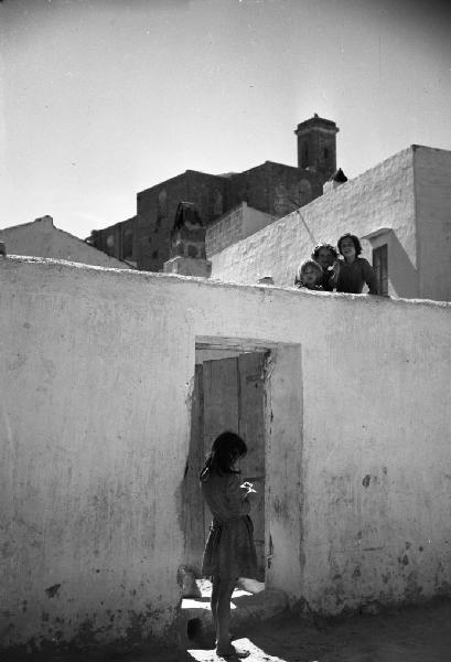 Italia del Sud. Puglia - muro esterno di un'abitazione - bambini affacciati