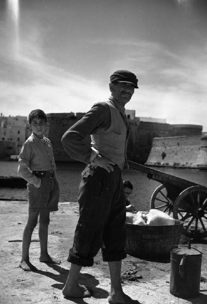 Italia del Sud. Puglia - Bari - Villaggio dei Fanciulli - ritratto di coppia - uomo e bambino