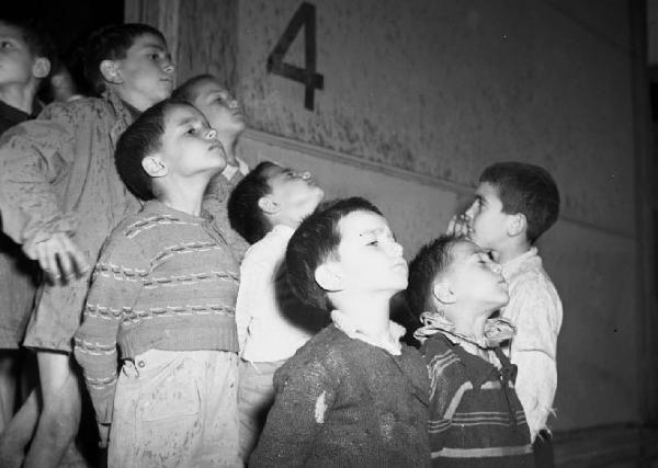 Italia del Sud. Puglia - Bari - Villaggio dei Fanciulli - bambini in fila