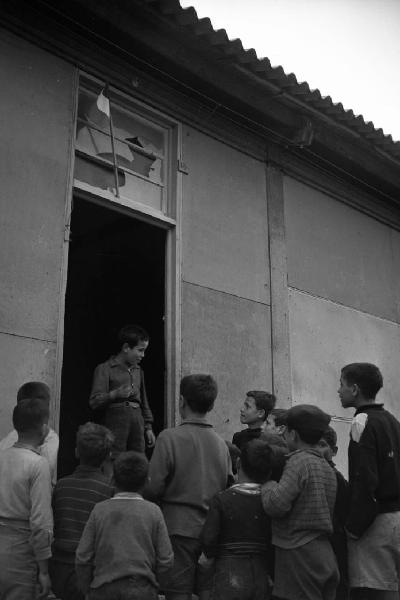 Italia del Sud. Puglia - Bari - Villaggio dei Fanciulli - bambini presso una baracca