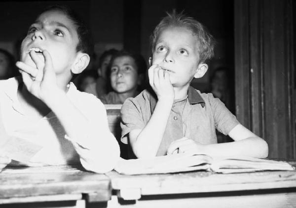 Italia del Sud. Puglia - Bari - Villaggio dei Fanciulli - bambini ai banchi di scuola