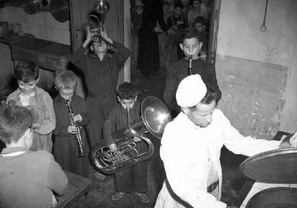 Italia del Sud. Puglia - Bari - Villaggio dei Fanciulli - banda di bambini