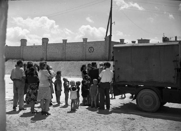 Italia del Sud. Puglia - donne e bambini presso un autocarro