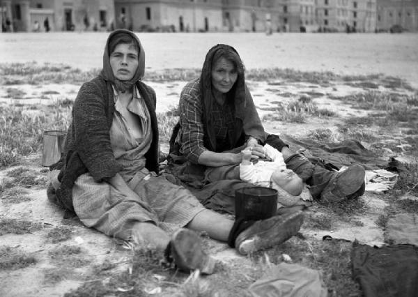 Italia del Sud. Puglia - Taranto - ritratto di coppia - senzatetto