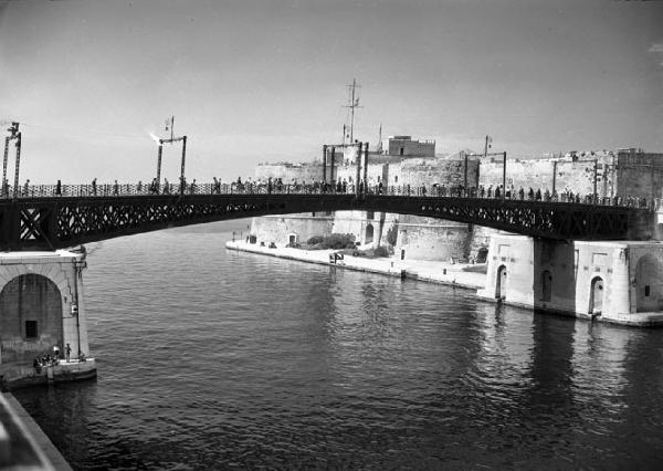 Italia del Sud. Puglia - Taranto - ponte girevole