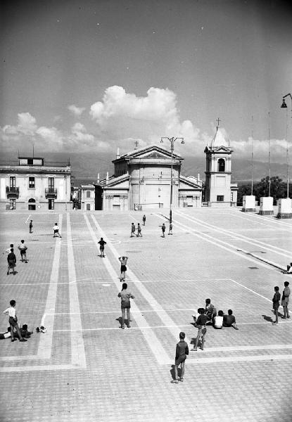 Italia del Sud. Calabria - piazza di un paese - chiesa