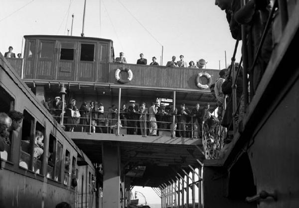 Italia del Sud. traghetto ferroviario tra Reggio Calabria e Messina - passeggeri