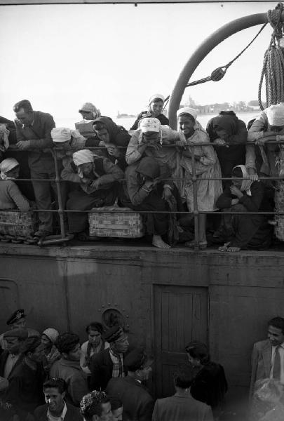 Italia del Sud. traghetto ferroviario tra Reggio Calabria e Messina - passeggeri - bagnarote