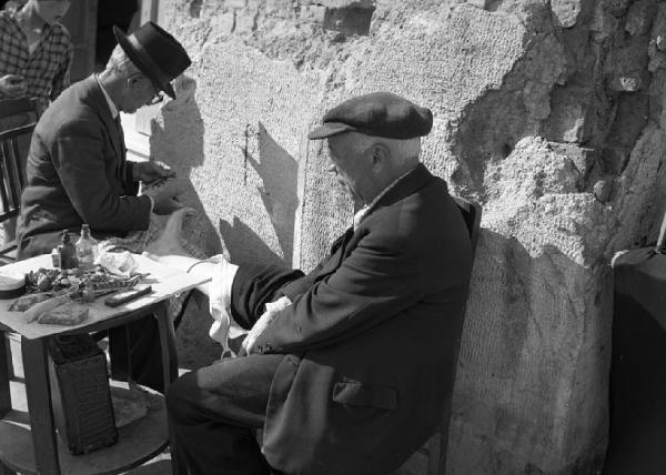 Italia del Sud. Sicilia - pedicure per strada