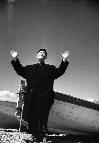 Italia del Sud. Calabria [?] - uomo con le braccia al cielo