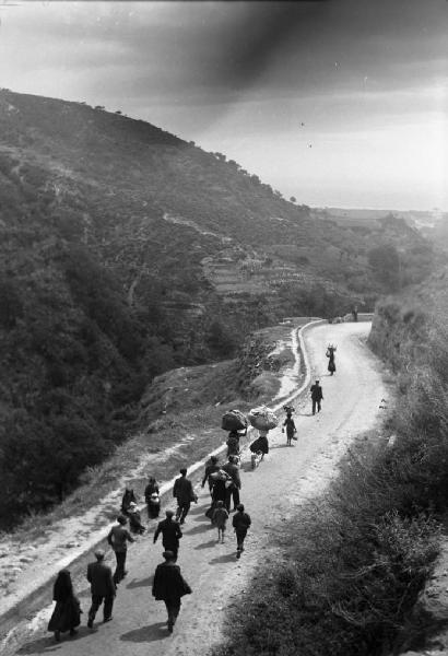 Italia del Sud. Calabria - strada d'accesso a un paese - bagnarote