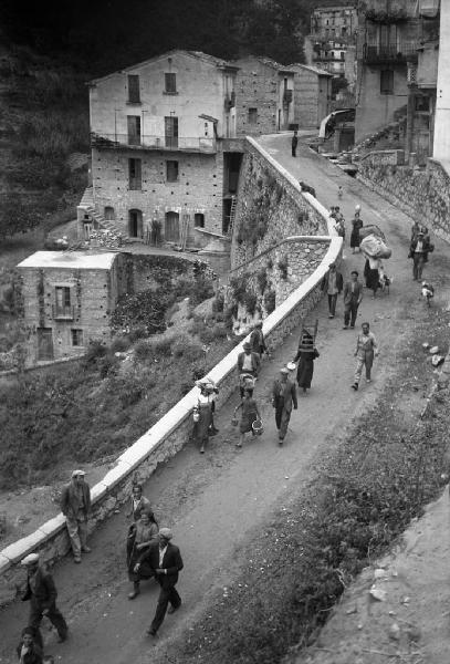 Italia del Sud. Calabria - strada d'accesso a un paese - bagnarote