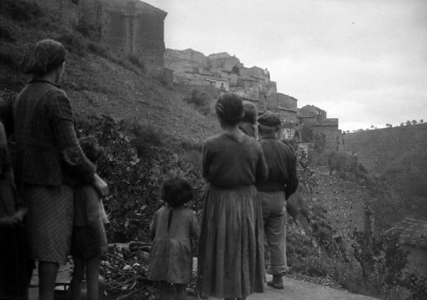 Italia del Sud. Calabria - terremoto - terremotati osservano il paese