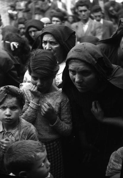 Italia del Sud. Calabria - terremoto - funzione religiosa - donne e bambini